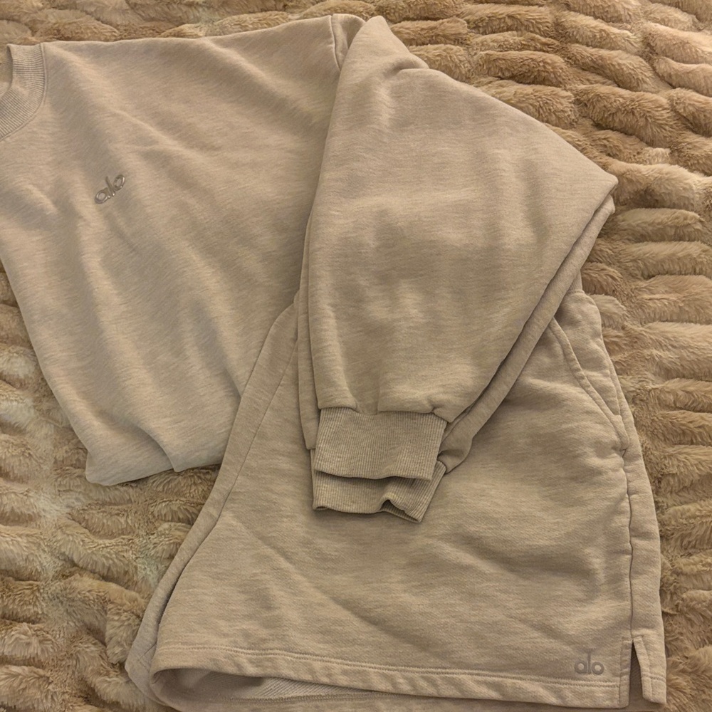 ALO Yoga Heathered Beige Accolade Set
